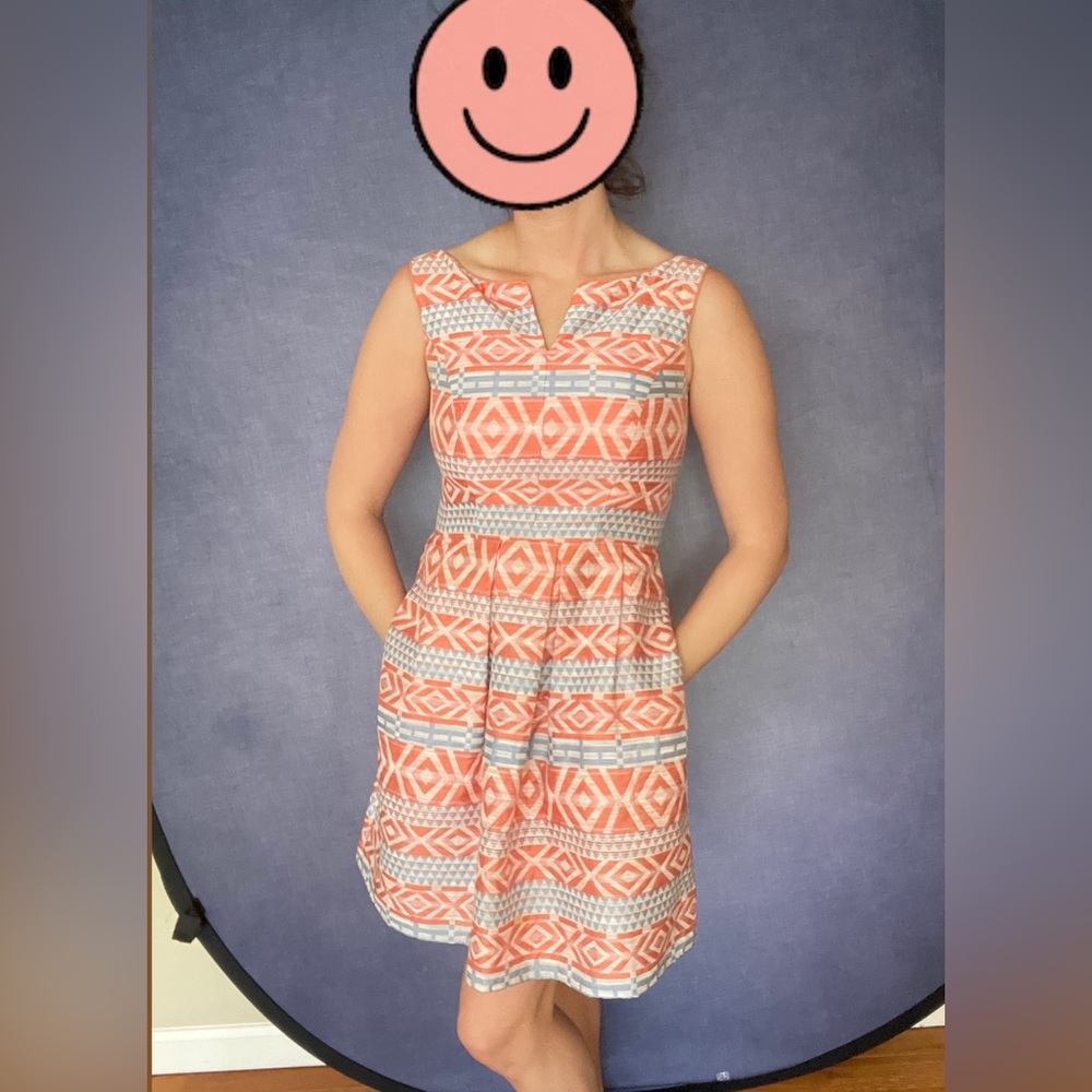 Super cute structured print dress with pockets.